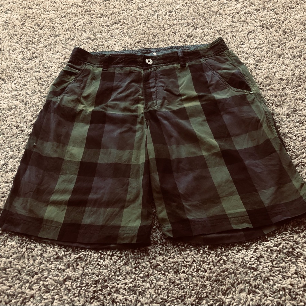 Lululemon shorts men size 36 Xl plaid green  black 10" inseam hybrid performance